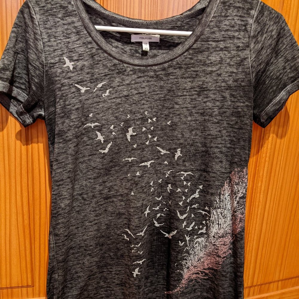 Bird/feather graphic t-shirt
